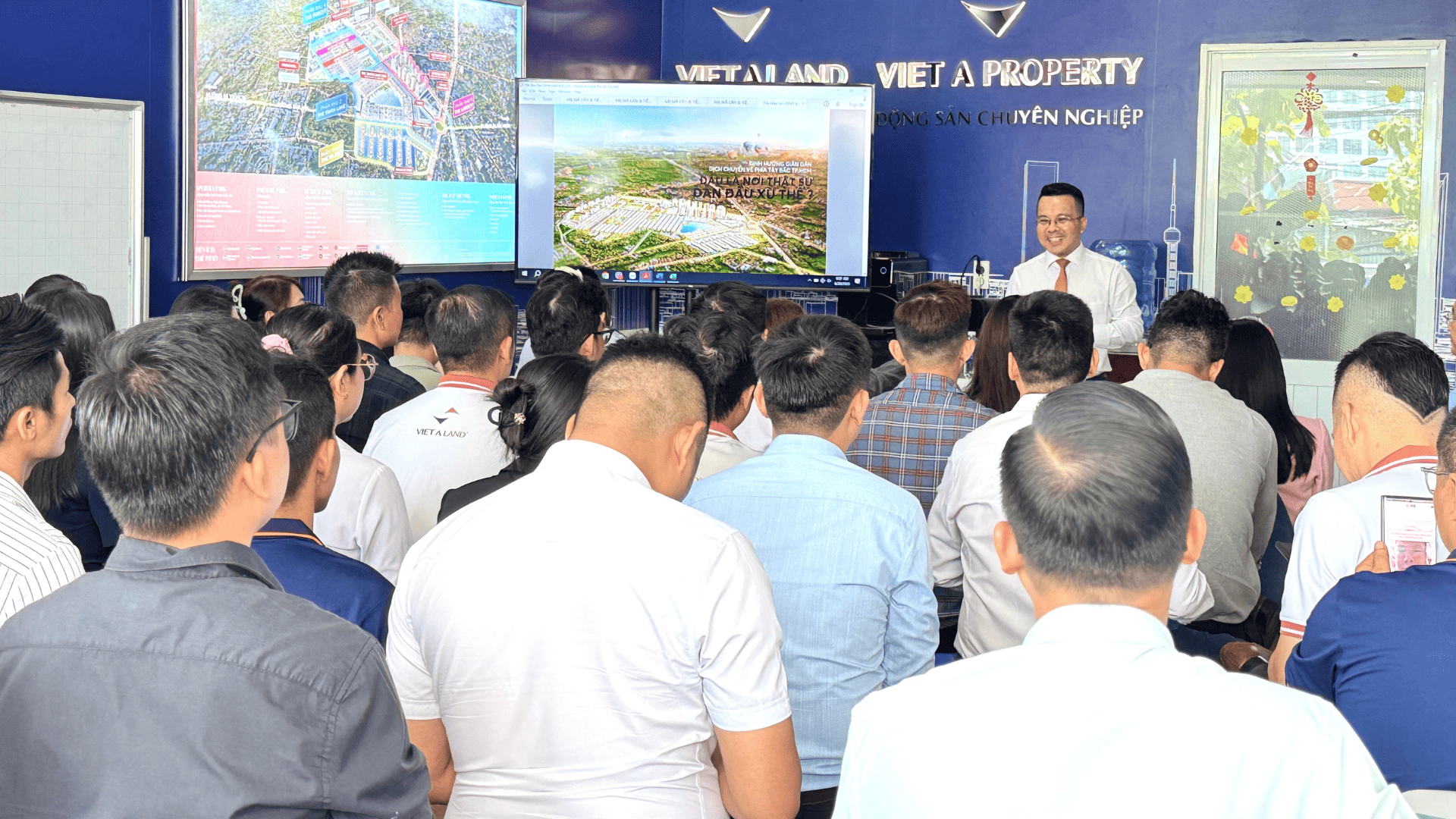 Buổi họp mở bán dự án Vinhomes Green City