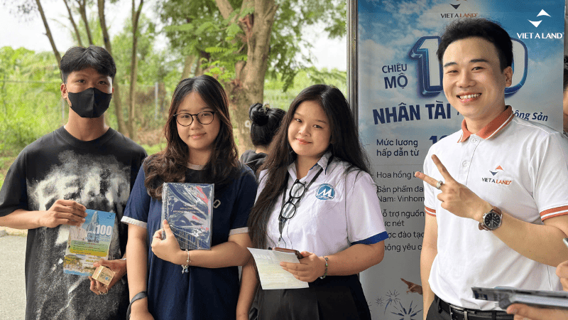 Các bạn sinh viên UFM cùng với đội ngũ Việt Á Land Các bạn sinh viên UFM cùng với đội ngũ Việt Á Land