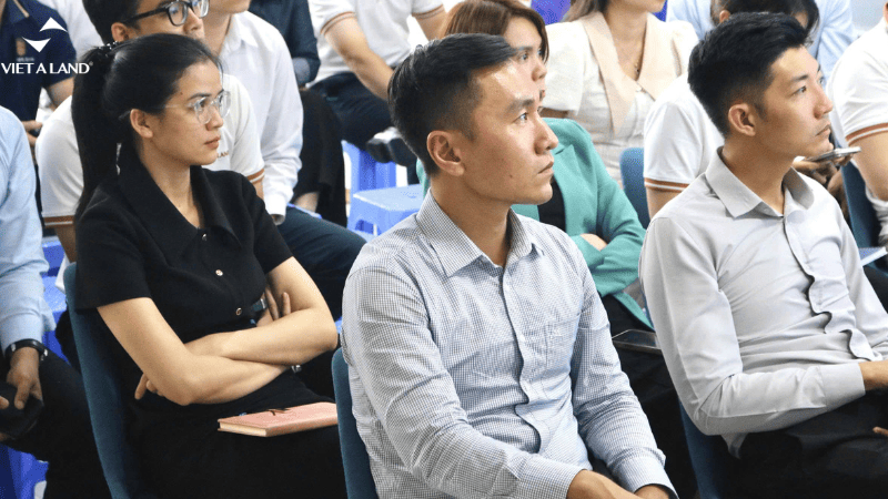 Đội ngũ Core-team Việt Á Land tại buổi họp Đội ngũ Core-team Việt Á Land tại buổi họp