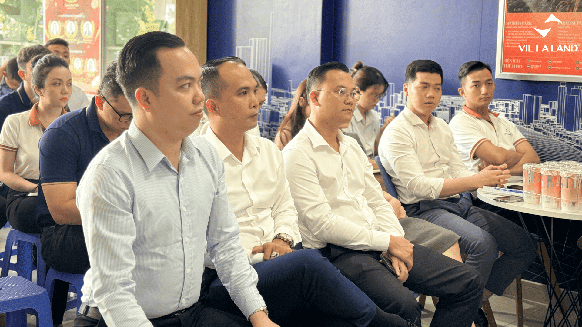 Đội ngũ kinh doanh Việt Á Land