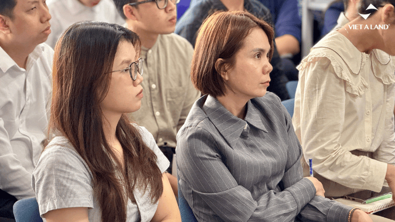 Đội ngũ kinh doanh Việt Á Land tại buổi họp nội bộ Đội ngũ kinh doanh Việt Á Land tại buổi họp nội bộ