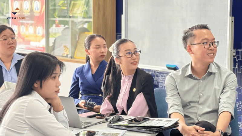Đội ngũ nhân viên Kinh Doanh tại buổi Test Core-team Spring Ville Đội ngũ nhân viên Kinh Doanh tại buổi Test Core-team Spring Ville