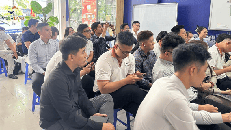 Đội ngũ Việt Á Land trong buổi họp ra hàng La Pura 