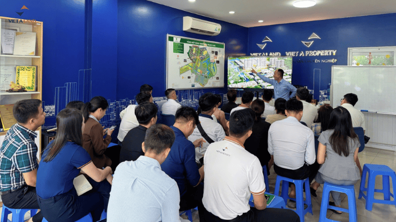 Tập trung lắng nghe cùng đội ngũ Việt Á Land 