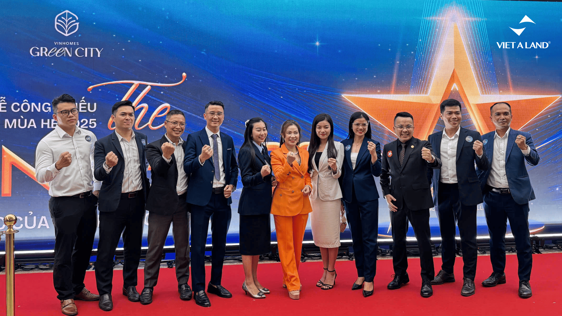 Toàn thể đội ngũ kinh doanh Việt Á Land tại sự kiện
