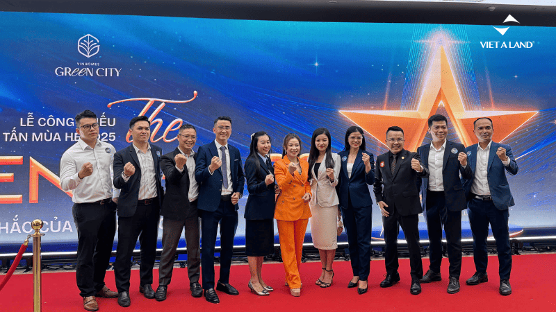 Toàn thể đội ngũ kinh doanh Việt Á Land Toàn thể đội ngũ kinh doanh Việt Á Land