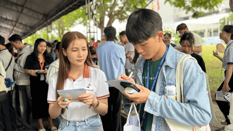 Tư vấn nhiệt tình cho các bạn sinh viên Tư vấn nhiệt tình cho các bạn sinh viên