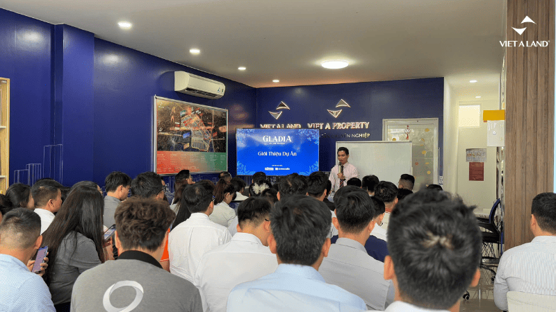 Đội ngũ Kinh doanh Việt Á tại buổi đào tạo Đội ngũ Kinh doanh Việt Á tại buổi đào tạo