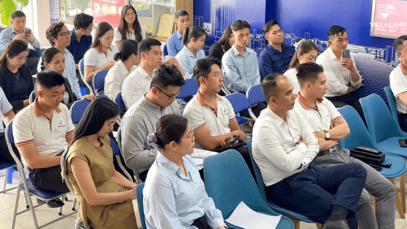 Đội ngũ Việt Á có mặt đầy đủ tại buổi Đào tạo chuyên đề dự án Gladai by The Waters Đội ngũ Việt Á có mặt đầy đủ tại buổi Đào tạo chuyên đề dự án Gladia by The Waters