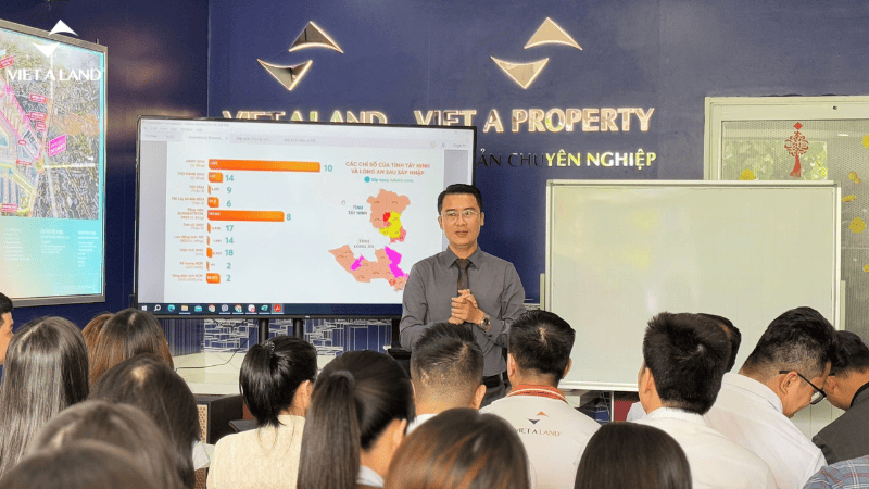 Giám đốc Kinh Doanh dự án Vinhomes Green City tại buổi đào tạo 