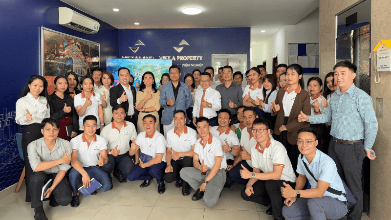 Toàn bộ nhân viên Kinh Doanh tại buổi đào tạo dự án Izumi City