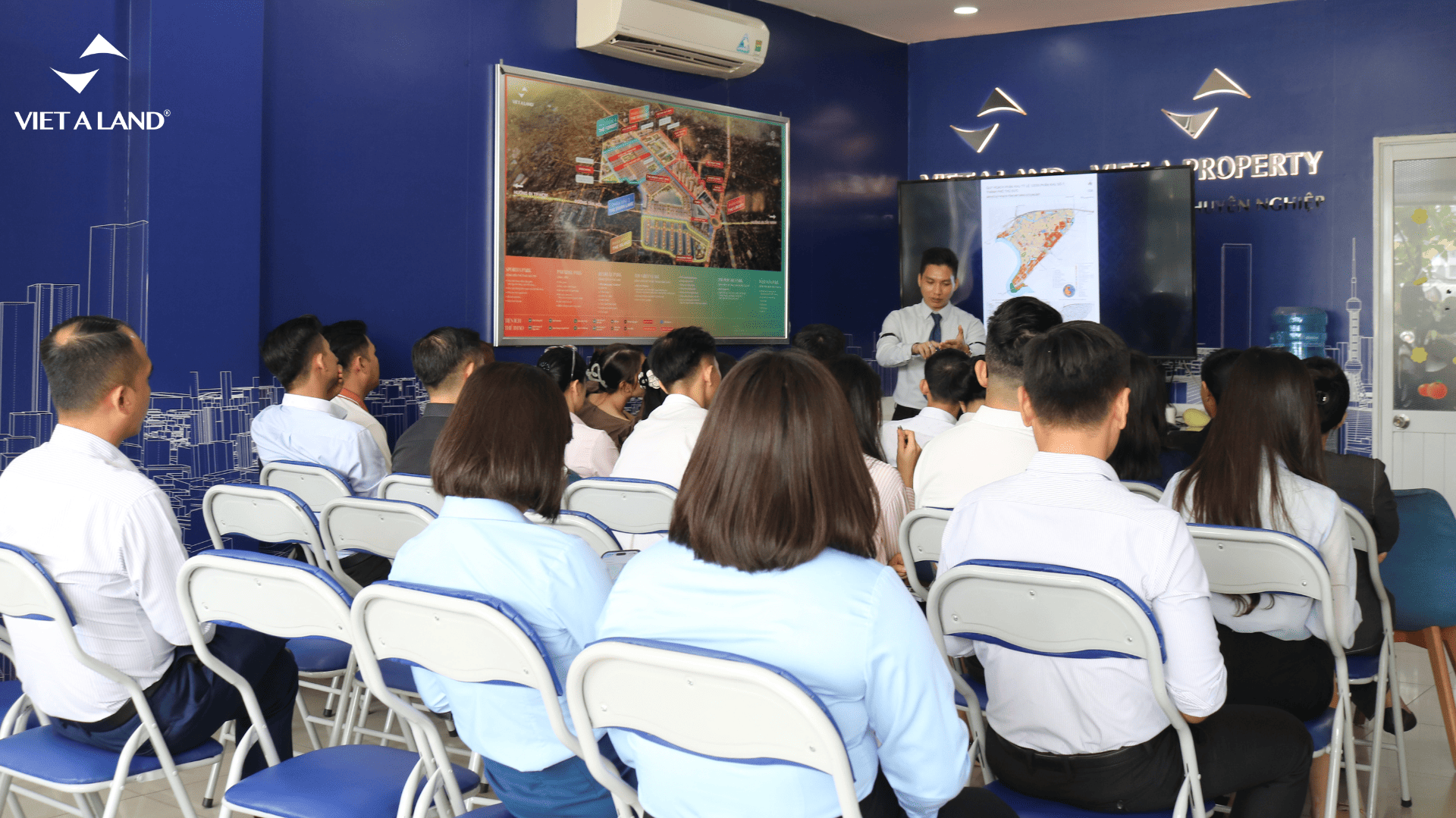 Toàn thể đội ngũ Kinh doanh Việt Á