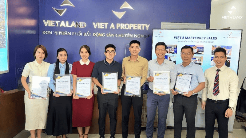 Trao chứng nhận khóa đào tạo cho các chuyên viên xuất sắc