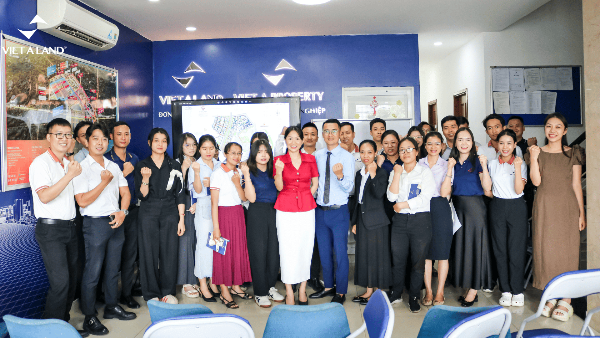 Đội ngũ Chuyên viên Kinh doanh Việt Á tại buổi training Vinhomes Grand Park