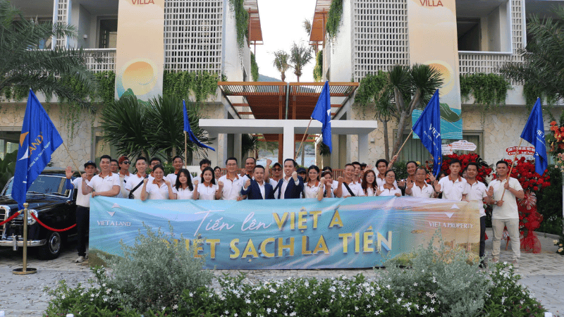Đội ngũ Việt Á check-in tại nhà mẫu La Tiên Villa