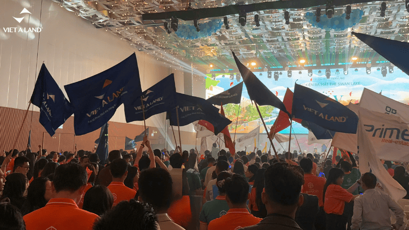 Đội ngũ Việt Á Land tại buổi kick-off Vinhomes Green City