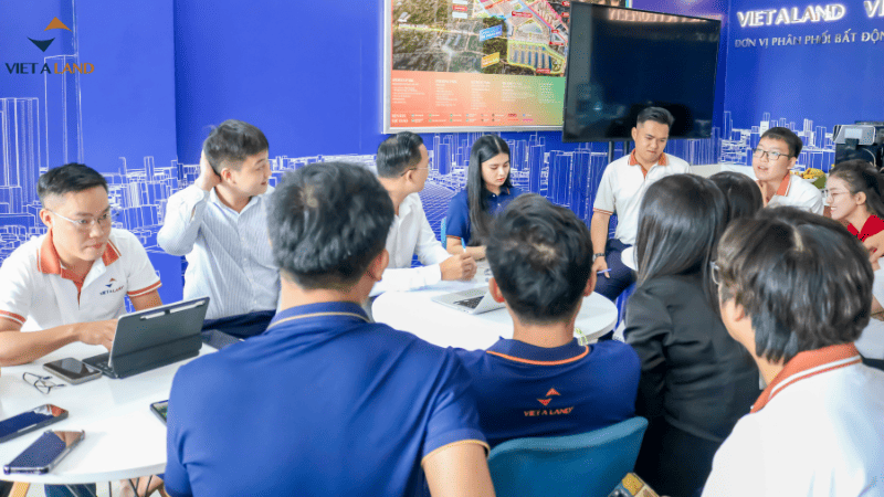 Đội ngũ Việt Á tại buổi Họp ráp căn dự án The Privé