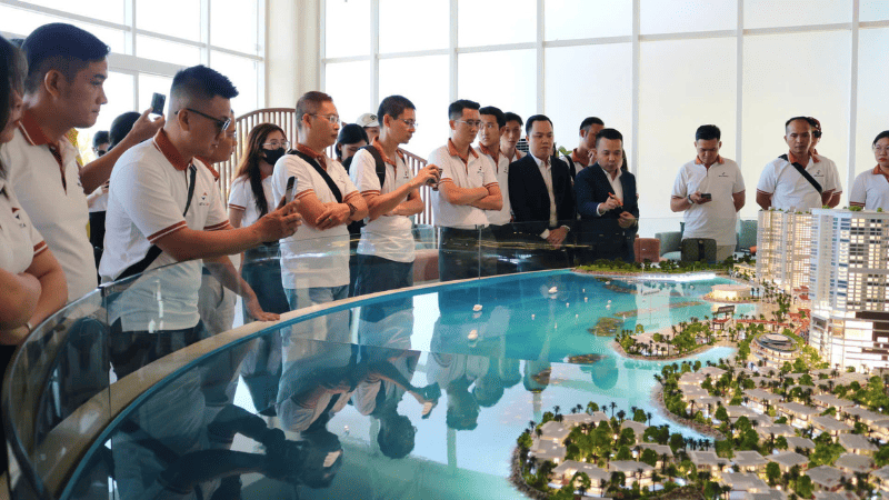 Việt Á tại văn phòng bán hàng và nhà mẫu La Tiên Villa