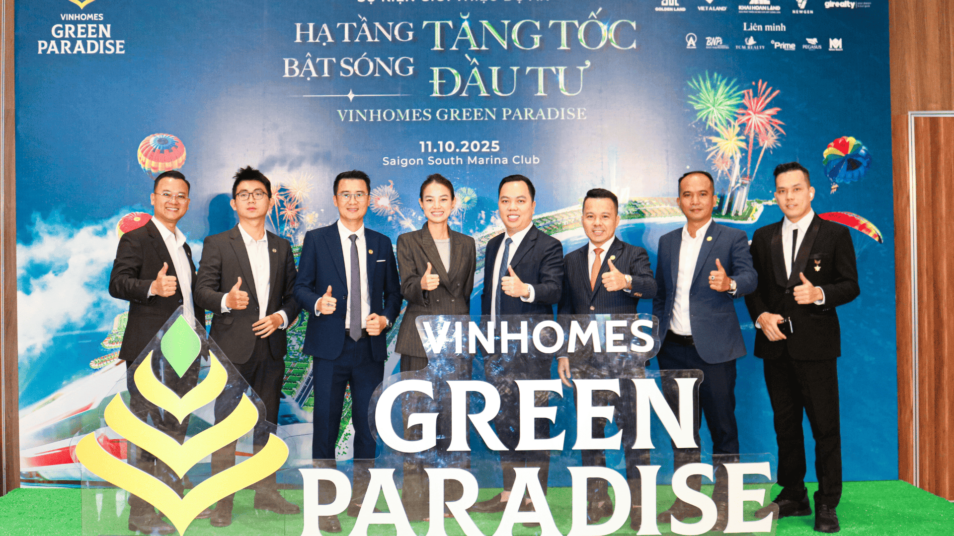 Ban Lãnh Đạo Việt Á check-in tại sự kiện Vinhomes Green Paradise