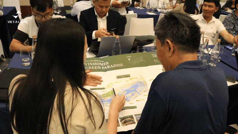 Chuyên viên Kinh Doanh tư vấn khách hàng tại sự kiện Vinhomes Green Paradise Chuyên viên Kinh Doanh tư vấn khách hàng tại sự kiện Vinhomes Green Paradise