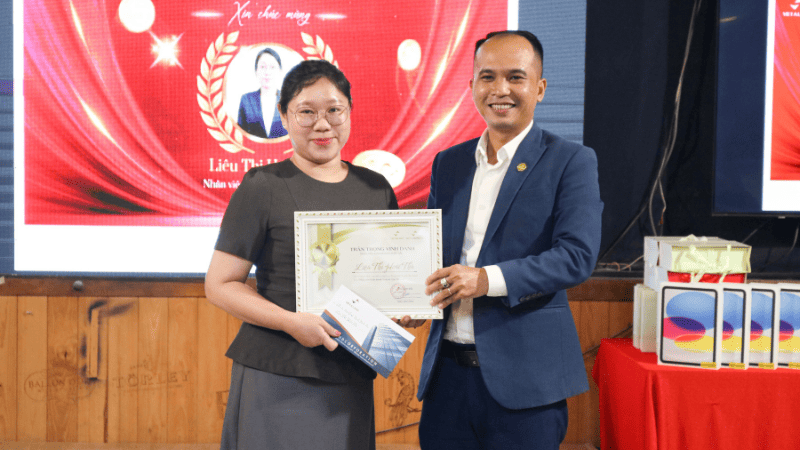 Vinh danh Chuyên viên Kinh Doanh Xuất sắc Quý III năm 2025 Vinh danh Chuyên viên Kinh Doanh Xuất sắc Quý III năm 2025