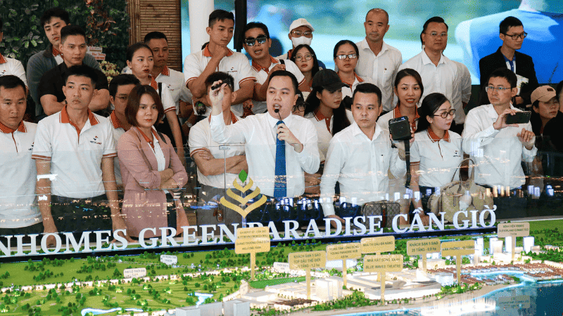 Ban Lãnh Đạo trực tiếp training tại sa bàn Vinhomes Green Paradise Ban Lãnh Đạo trực tiếp training tại sa bàn Vinhomes Green Paradise