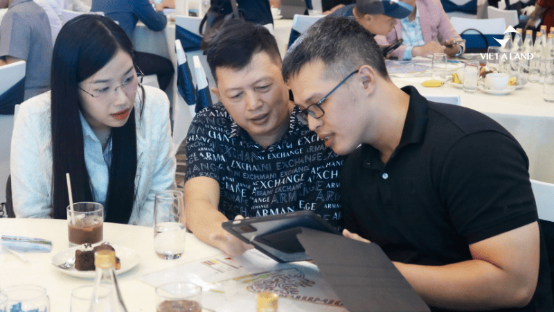 Chuyên viên Kinh Doanh hỗ trợ tư vấn khách hàng tại sự kiện Vinhomes Green Paradise Chuyên viên Kinh Doanh hỗ trợ tư vấn khách hàng tại sự kiện Vinhomes Green Paradise