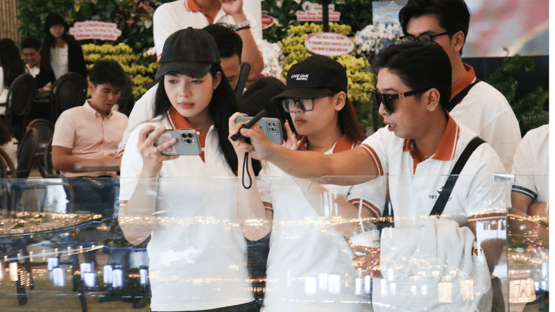 Đội ngũ Việt Á Land tại sa bàn nhà mẫu Vinhomes Green Paradise Đội ngũ Việt Á Land tại sa bàn nhà mẫu Vinhomes Green Paradise