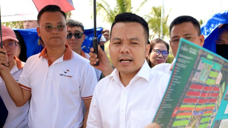 Ban Lãnh Đạo đội ngũ Việt Á tại sitetour dự án Vinhomes Green City 