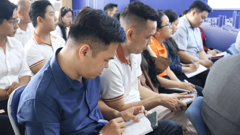 Đội ngũ Việt Á Land trong buổi đào tạo chuyên sâu dự án Vinhomes Green Paradise Đội ngũ Việt Á Land trong buổi đào tạo chuyên sâu dự án Vinhomes Green Paradise