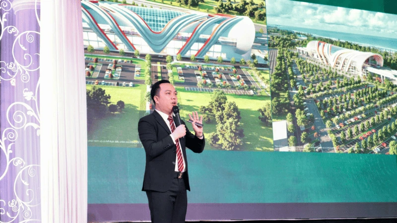 Giám đốc Dự án Mr. Vũ Đức Long thuyết trình tại Dự án Vinhomes Green Paradise Giám đốc Dự án Mr. Vũ Đức Long thuyết trình tại sự kiện Dự án Vinhomes Green Paradise