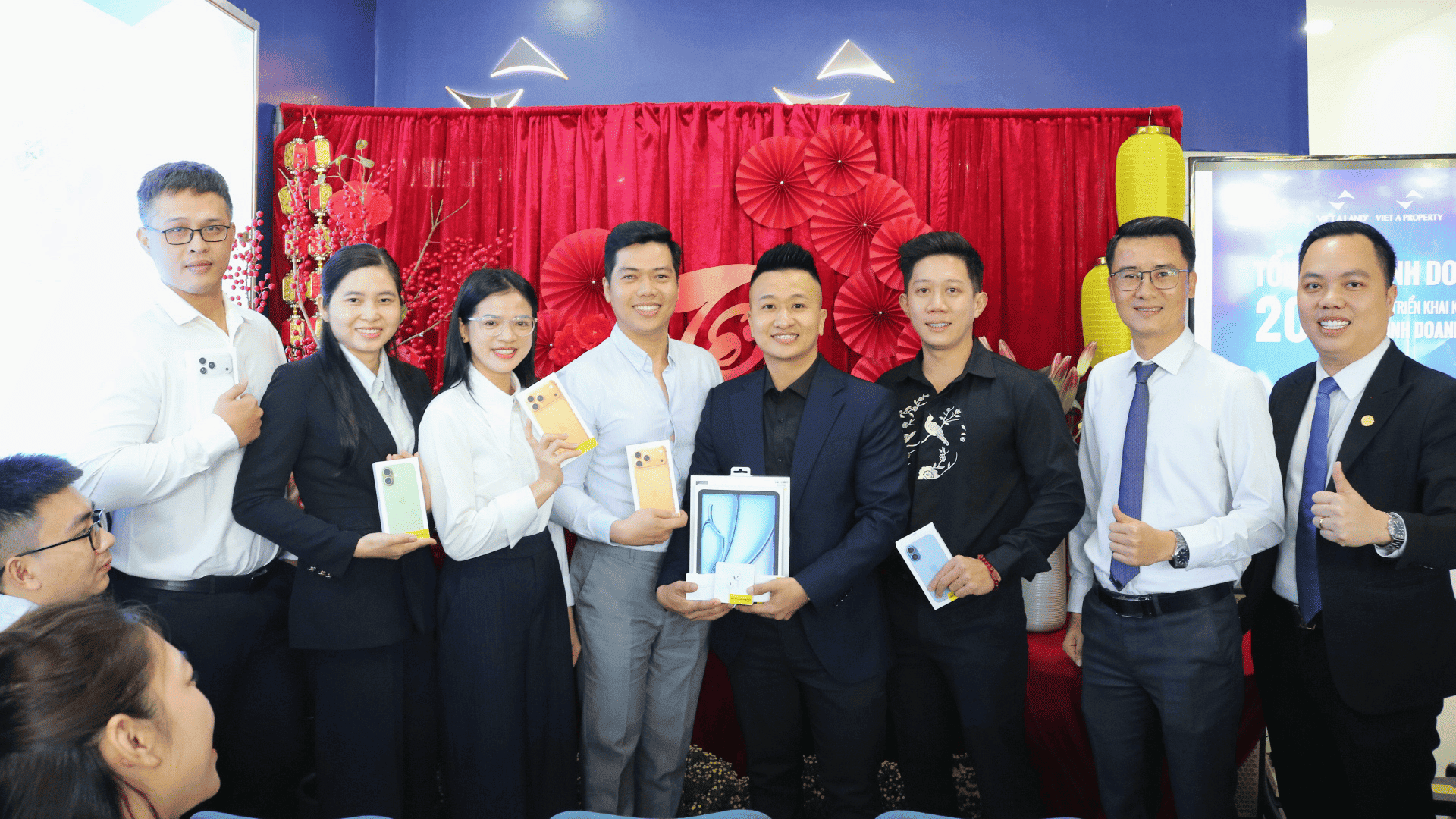 VIỆT Á LAND | TỔNG KẾT KINH DOANH & VINH DANH QUÝ IV 4 Trao thưởng Iphone cho các Chiến binh Xuất sắc Dự án Vinhomes Green Paradise