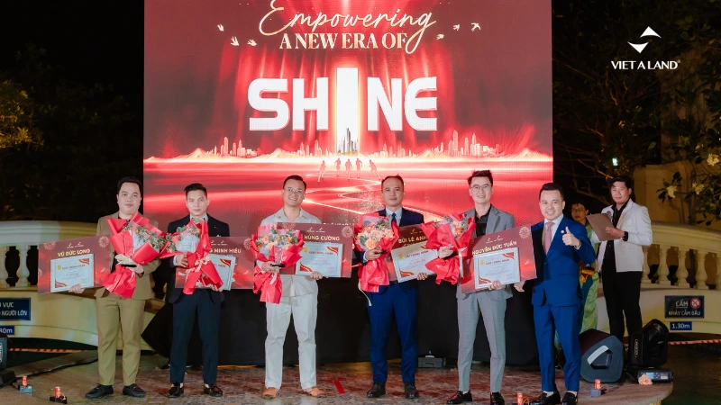 VIỆT Á | YEAR END PARTY KHÉP LẠI HÀNH TRÌNH DẤU ẤN 2 vinh danh cac gdkd da cong hien trong nam vua qua