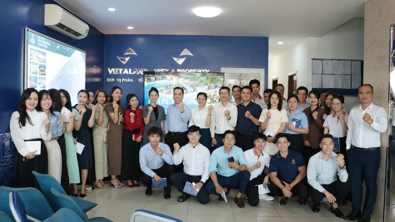 Check-in cùng Chủ đầu tư trong buổi training dự án Vinhomes Green Paradise
