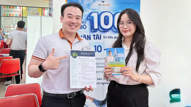 checkin cung cac ban truong uef sau khi phong van tai job fair uef