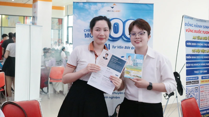 checkin cung cac ban truong uef sau khi phong van