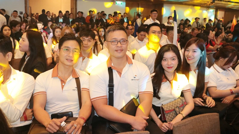 Đội ngũ Kinh doanh Việt Á Land