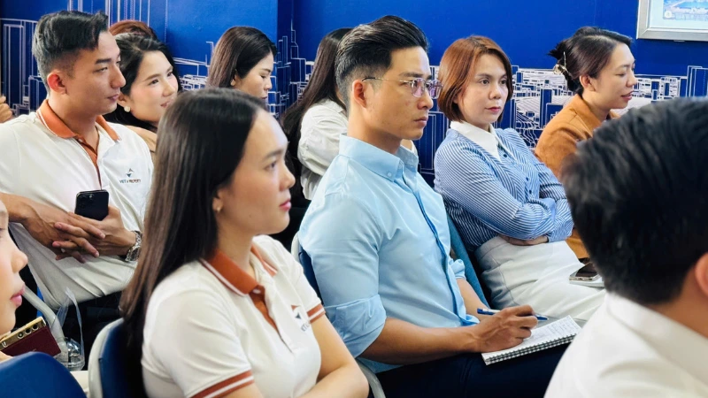 Đội ngũ Việt Á Land tại buổi training siêu dự án Vinhomes Green Paradise
