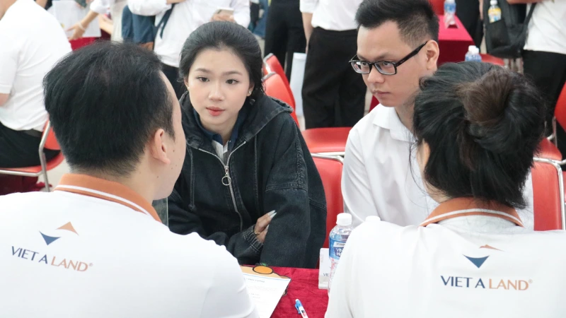 phong van cac ban nha uef