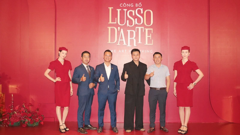Đội ngũ Việt Á Land check-in tại sự kiện Lusso D'Arte