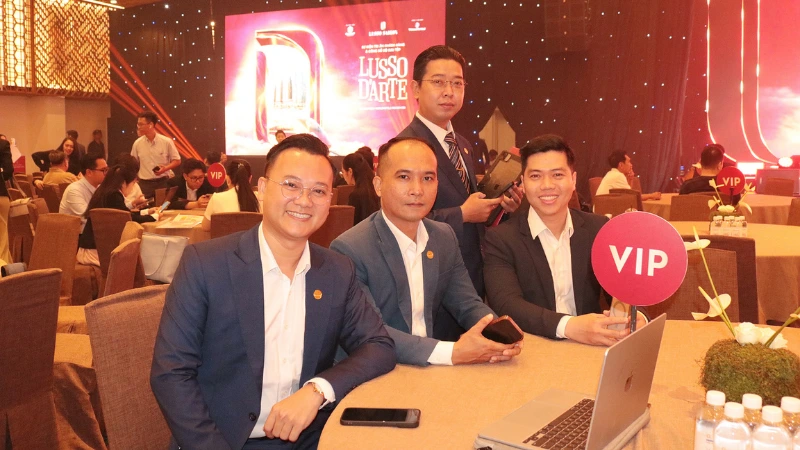 Đội ngũ Việt Á Land tại sự kiện Lusso D'Arte by Lusso Saigon