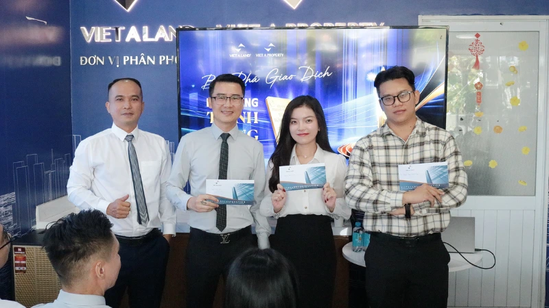 Trao thưởng Vàng 999 cho các chiến binh bứt tốc giao dịch xuất sắc trong chương trình thi đua