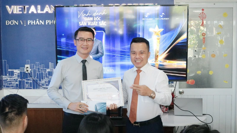 Vinh danh Giám Đốc Sàn Xuất sắc Quý I
