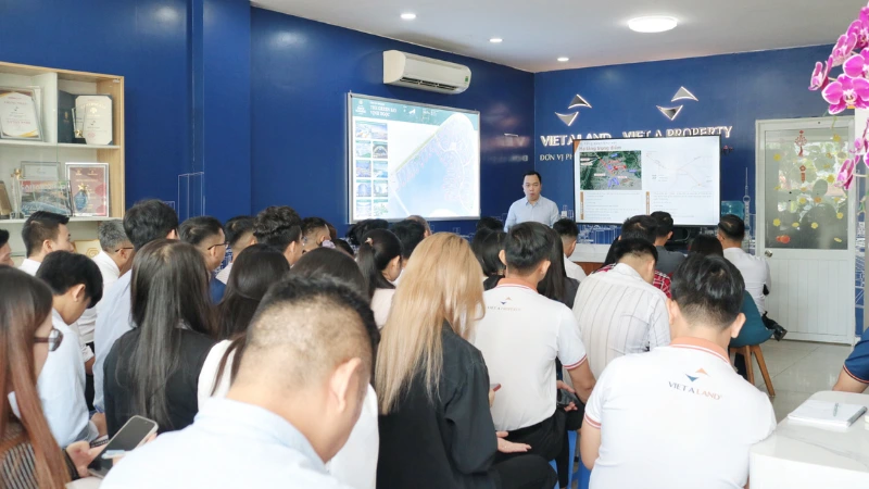 Đội ngũ Việt Á Land training dự án Vinhomes Saigon Park