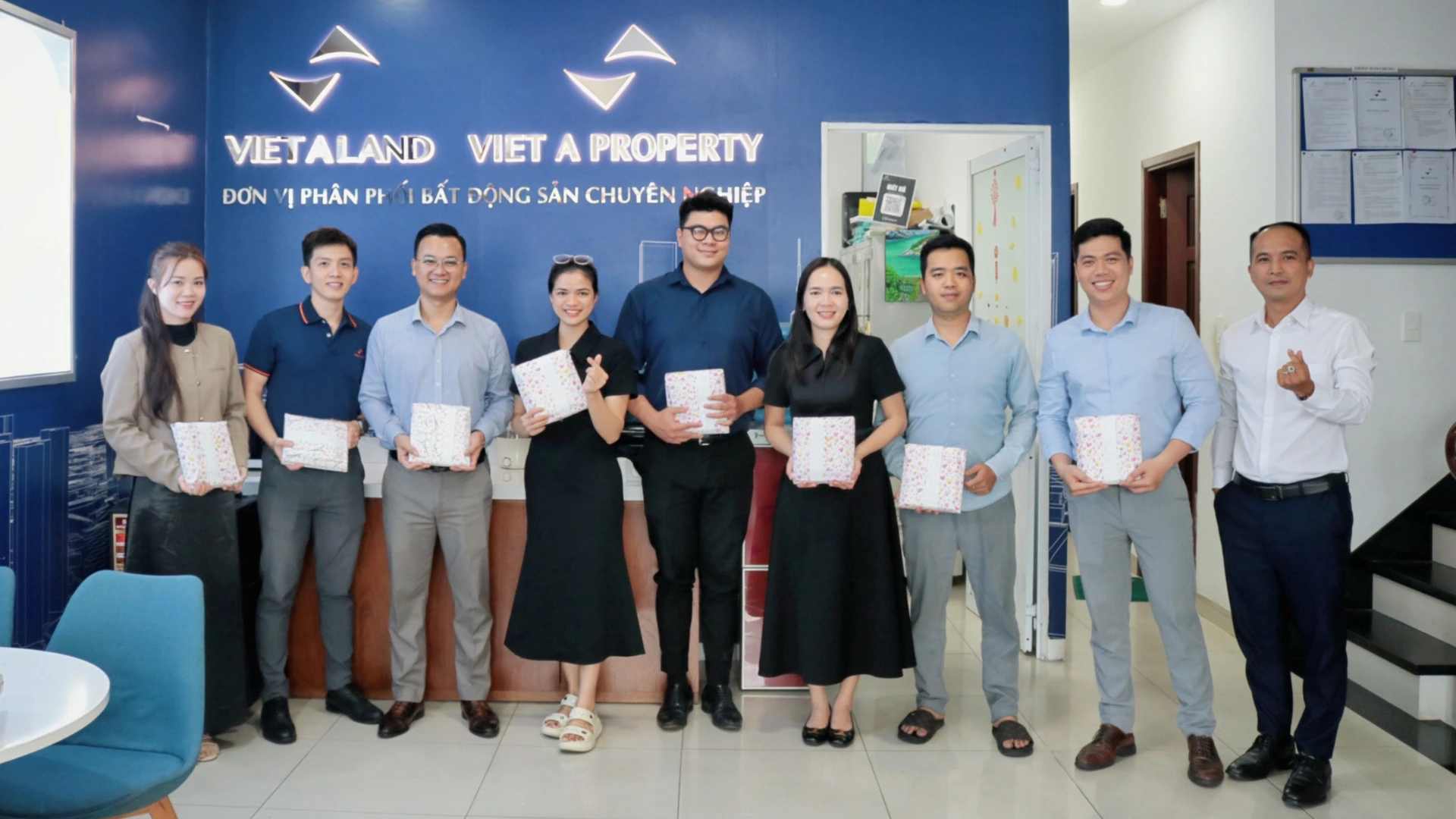 VIỆT Á LAND | TỔ CHỨC HOẠT ĐỘNG QUỐC TẾ THIẾU NHI 25 Việt Á Land trao quà Quốc tế thiếu nhi cho con CBNV