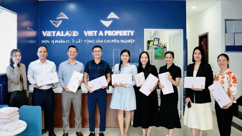 VIỆT Á LAND | TỔ CHỨC HOẠT ĐỘNG QUỐC TẾ THIẾU NHI 2 Việt Á Land trao quà Quốc tế thiếu nhi cho con CBNV